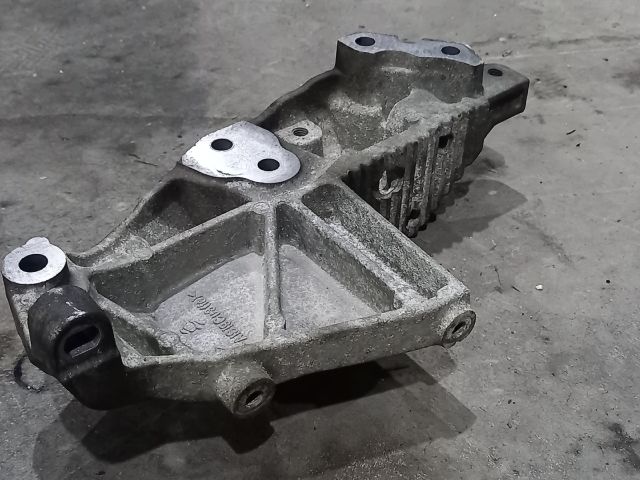 bontott RENAULT MASTER Motor Tartó Bak Jobb